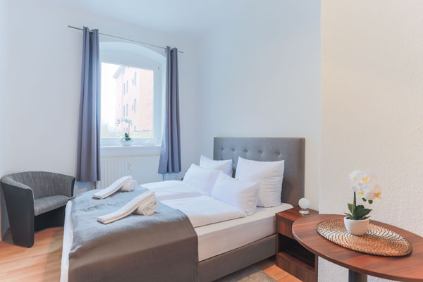 Ferienwohnung Frankfurt-Oder_ROSE_Schlafzimmer mit Gartenblick